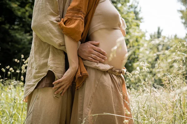 Vista Cortada Homem Abraçando Mulher Grávida Campo — Fotografia de Stock