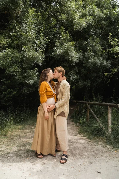 Side View Man Kissing Pregnant Wife Path Forest — Fotografia de Stock