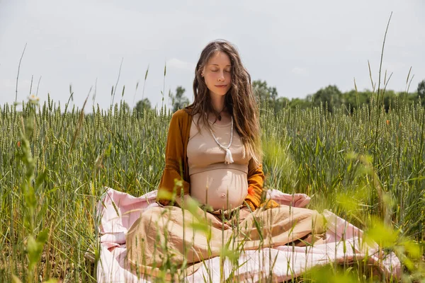Pregnant Woman Closed Eyes Sitting Blanket Field — Fotografia de Stock