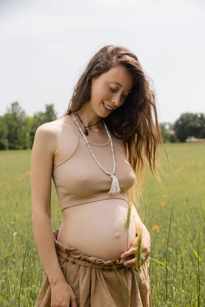 Cheerful Pregnant Woman Holding Spikelet Belly Field — Foto Stock