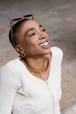 Güneş gözlüklü, modaya uyan Afro-Amerikan kadın portresi. 