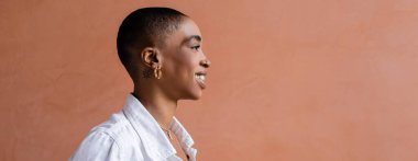 Duvarın yanında dikilen afili Afro-Amerikan kadının yan görüntüsü, afiş. 