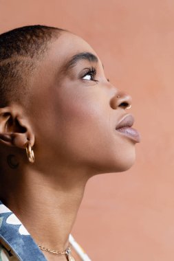 Dışarı bakan Afro-Amerikan genç bir kadının portresi. 