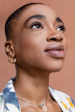 Moda düşkünü Afro-Amerikan kadın portresi. 