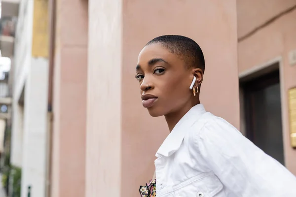 Elegante Turista Afro Americano Com Fone Ouvido Rua Urbana Treviso — Fotografia de Stock