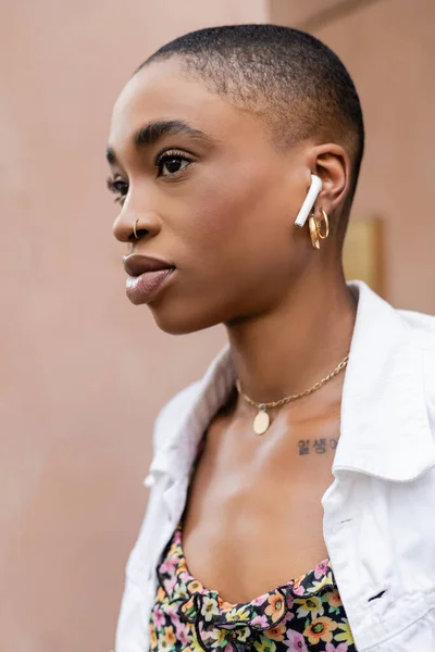 Elegante Mujer Afroamericana Con Auriculares Mirando Aire Libre — Foto de Stock