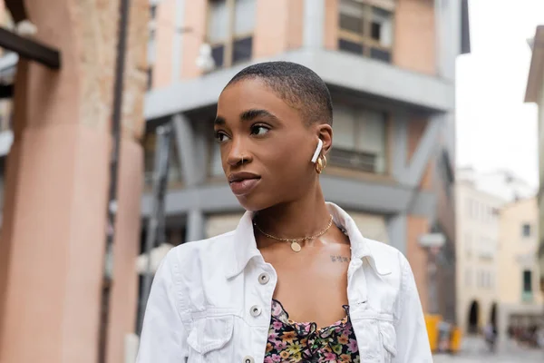 Turista Afroamericano Moda Con Auriculares Calle Borrosa Ciudad Treviso — Foto de Stock