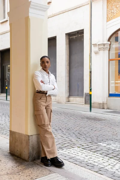 Trendy African American Woman Crossing Arms Looking Camera Urban Street — Stock Photo, Image