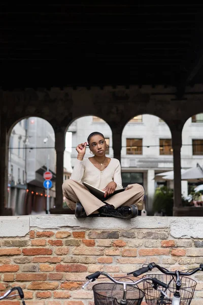 Pensive African American Tourist Holding Pen Notebook Urban Street Treviso — Stock Photo, Image