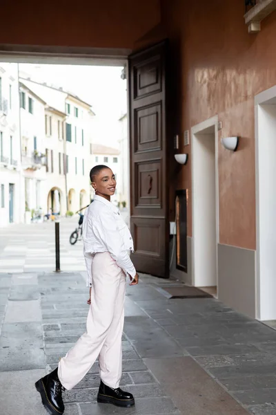 Trendy African American Tourist Walking City Street Treviso — Stock Photo, Image