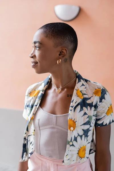 Sidovy Över Snygg Tatuerad Afrikansk Amerikansk Kvinna Står Urban Gata — Stockfoto