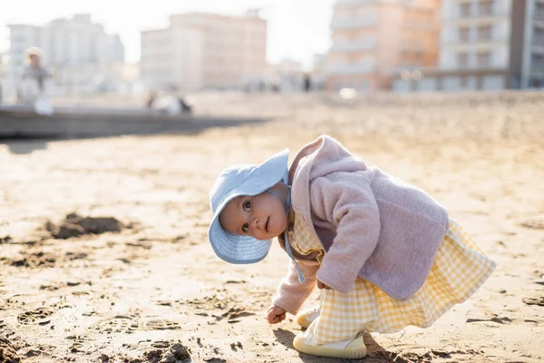 Bambino bambino con cappello panama che guarda lontano sulla spiaggia di Treviso — Foto stock