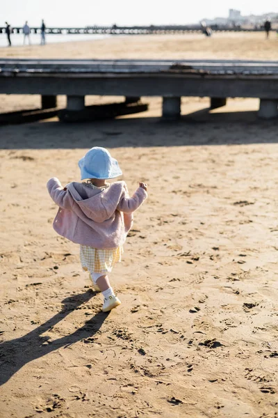 Вид ребенка-малыша, бегущего по пляжу в Италии — стоковое фото