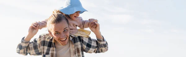 Positiver Vater hält Hand seiner kleinen Tochter mit Himmel im Hintergrund, Banner — Stockfoto