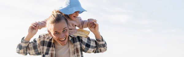Позитивний тато тримає руки дочки з небом на фоні, банер — Stock Photo