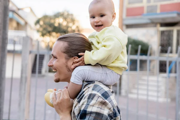 Позитивный ребенок трогает главу родителя на городской улице в Тревизо — стоковое фото