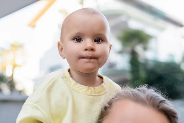 Baby girl looking at camera near dad outdoors — Stock Photo