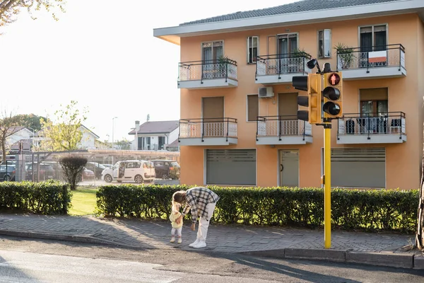 Jeune papa debout près de bébé fille et passage piétonnier dans la rue urbaine de Trévise — Photo de stock