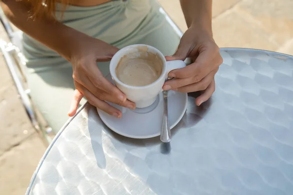 Top view of cropped woman near coffee cup in street cafe in Venice — Stock Photo