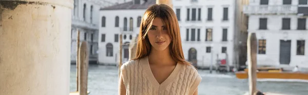 Encantadora mujer sonriendo a la cámara sobre fondo borroso en Venecia, pancarta - foto de stock