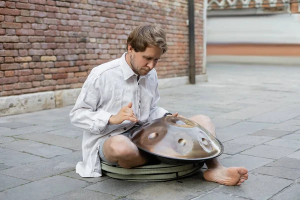 Мужчина играет на барабане на городской улице в Венеции — стоковое фото