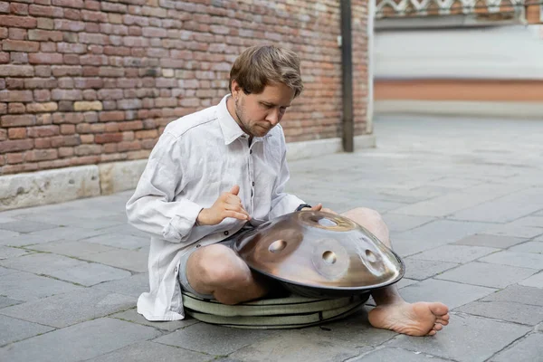 Man playing hang drum on urban street in Venice — Stockfoto