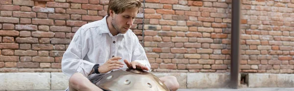 Street musician playing handpan in Venice, banner — Stock Photo