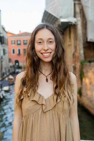Smiling brunette woman looking at camera in Venice — Stock Photo