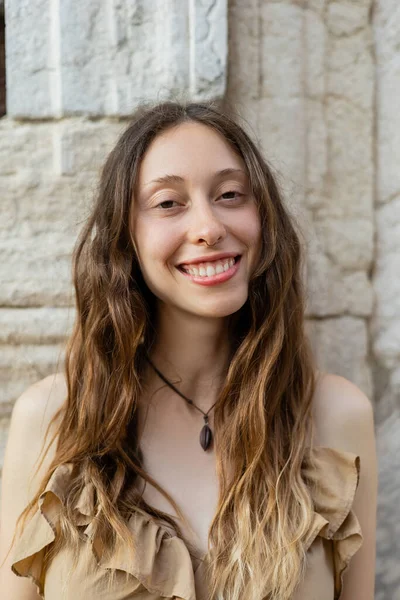 Portrait of young brunette woman smiling at camera in Venice — Stock Photo