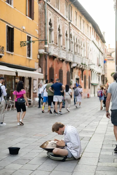 VENICE, ITALY - 22 мая 2022 года: Человек играет на барабане на городской улице — стоковое фото