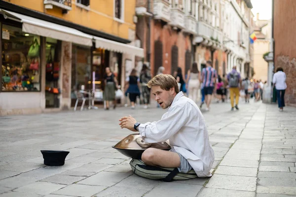 VENICE, ITALY - 22 мая 2022 года: Уличный музыкант играет на барабане на городской улице — стоковое фото