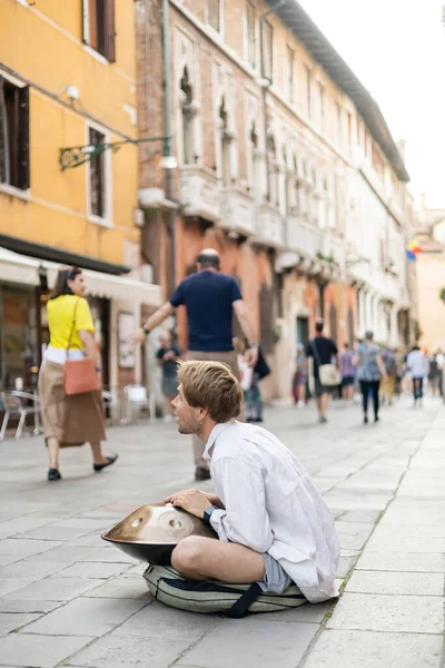VENICE, ITALY - MAY 22, 2022: Performer playing hang on urban street - foto de stock