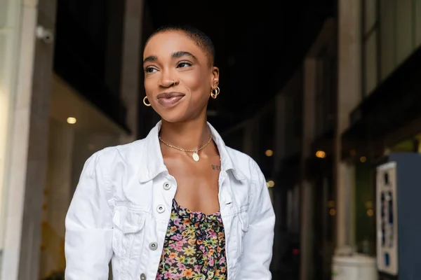 Модная американка из Африки улыбается на городской улице в Тревизо — стоковое фото