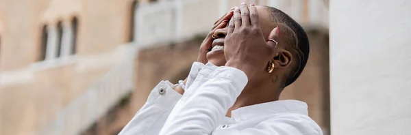 Веселые короткие волосы африканская женщина закрывая глаза на городской улице в Тревизо, баннер — стоковое фото