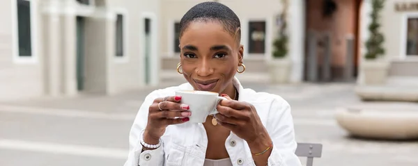 Sorrindo cabelo curto turista afro-americano segurando xícara de café ao ar livre na Itália, bandeira — Fotografia de Stock