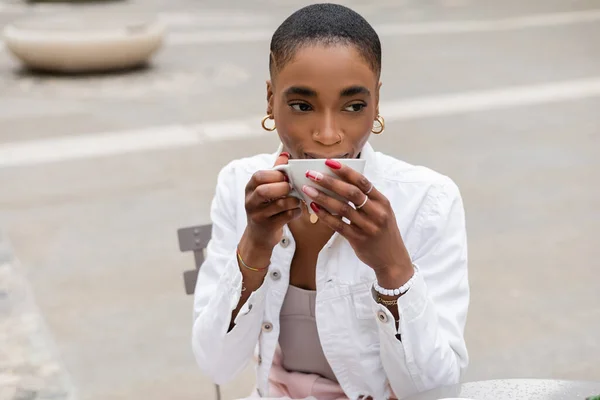 Mulher americana africana na moda bebendo cappuccino na rua da cidade — Fotografia de Stock