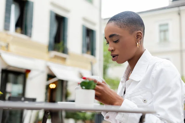 Mulher americana africana de cabelos curtos elegante segurando xícara de café na rua urbana em Treviso — Fotografia de Stock