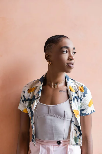 Portrait de femme afro-américaine aux cheveux courts tendance debout près du mur à l'extérieur — Photo de stock