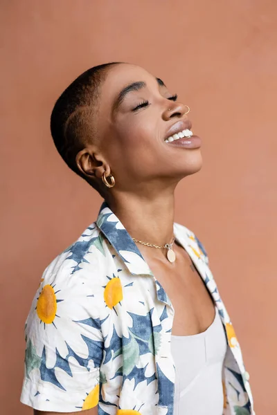 Porträt einer fröhlichen und stilvollen afrikanisch-amerikanischen Frau, die im Freien die Augen schließt — Stockfoto