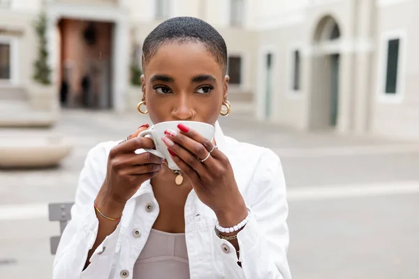 Elegante turista afro-americano bebendo café ao ar livre na Itália — Fotografia de Stock