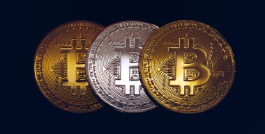 Bitcoin kripto para birimi (kripto para birimi). Gümüş Bitcoin ve altın Bitcoin sembolü. Bitcoin (BTC) şifreleme para birimi.
