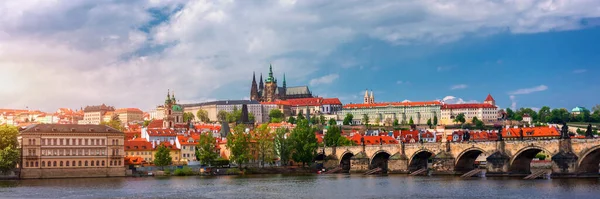 Живописный Вид Старый Город Карлов Мост Через Реку Влтаву Праге — стоковое фото