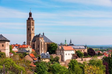 Kutna Hora, Çek Cumhuriyeti 'nin UNESCO dünya mirası olan Saint Barbara Kilisesi ile birlikte görülüyor. Kutna Hora 'nın tarihi merkezi, Çek Cumhuriyeti, Avrupa. 