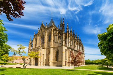 Kutna Hora, Çek Cumhuriyeti 'nin UNESCO dünya mirası olan Saint Barbara Kilisesi ile birlikte görülüyor. Kutna Hora 'nın tarihi merkezi, Çek Cumhuriyeti, Avrupa. 