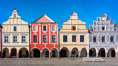Meşhur Ana Meydanı (UNESCO Dünya Mirası Alanı) olan Çek Telc kasabası. Güney Moravya, Çek Cumhuriyeti 'ndeki Telc kasabasındaki evlerin cephesi. Çek Cumhuriyeti 'nin Telc Tarihi Merkezi.