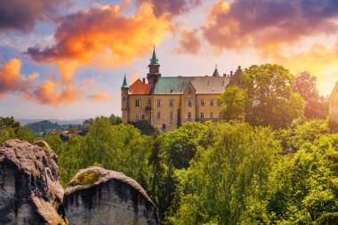 Hruba skala kalesi kumtaşı kayaların tepesine inşa edildi. Bohemya Cenneti, Çek: Cesky raj, Çek Cumhuriyeti. Hruba Skala Şatosu, Bohem Cennet Bölgesi, Çek Cumhuriyeti.