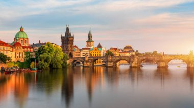 Çek Cumhuriyeti Prag 'daki Charles Köprüsü. Prag, Çek Cumhuriyeti. Charles Bridge (Karluv Most) ve Old Town Tower. Vltava Nehri ve Charles Köprüsü. Dünya seyahati, gezi ve turizm kavramı.