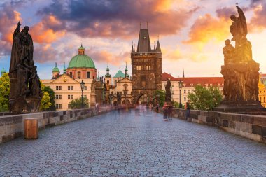 Çek Cumhuriyeti Prag 'daki Charles Köprüsü. Prag, Çek Cumhuriyeti. Charles Bridge (Karluv Most) ve Old Town Tower. Vltava Nehri ve Charles Köprüsü. Dünya seyahati, gezi ve turizm kavramı.