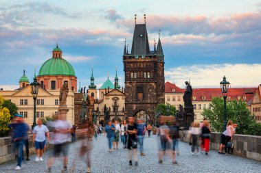 Prag 'daki Charles Köprüsü' nde bulanık turistler, Çek Cumhuriyeti. Charles Bridge (Karluv Most) ve Old Town Tower. Vltava Nehri ve Charles Köprüsü. Dünya seyahati, gezi ve turizm kavramı.