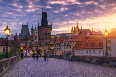 Çek Cumhuriyeti Prag 'daki Charles Köprüsü. Prag, Çek Cumhuriyeti. Charles Bridge (Karluv Most) ve Old Town Tower. Vltava Nehri ve Charles Köprüsü. Dünya seyahati, gezi ve turizm kavramı.